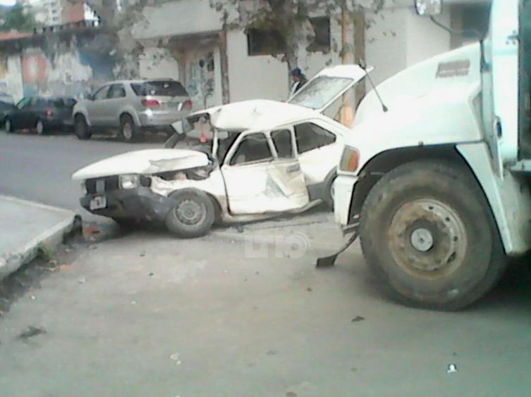 Un auto y una camioneta chocaron Barrio Candioti