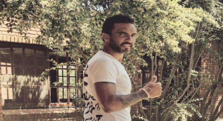 LA SUGERENTE FRASE QUE POROTO CUBERO SE TATUÓ EN ¡LA PELVIS!