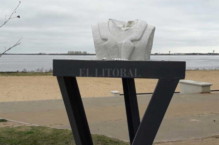 Decapitaron el busto de Ana Frank