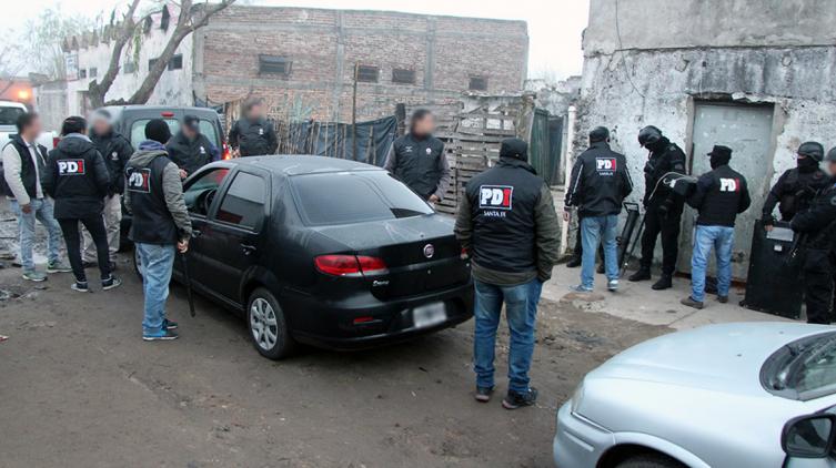 La PDI detuvo a cuatro personas y secuestró un arma de fuego