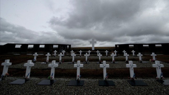 Ya fueron exhumados 21 cuerpos en el cementerio de Darwin