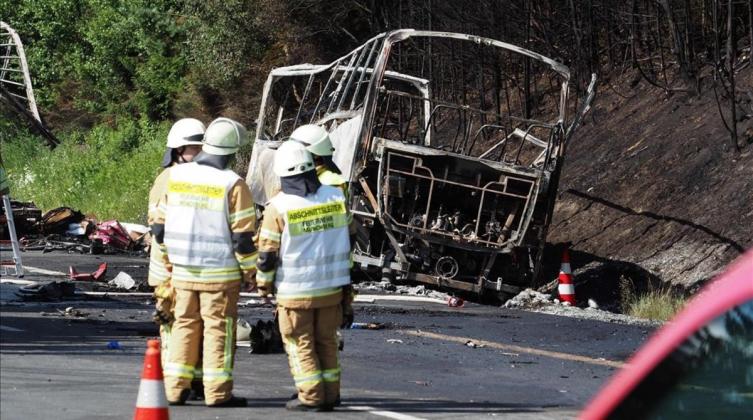 Temen que sean 18 los muertos en un choque de bus en Alemania