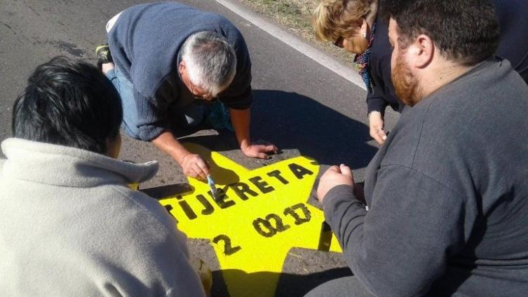 Pintaron 13 estrellas amarillas en el lugar de la tragedia 