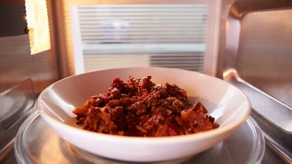 Cinco alimentos que no deberían calentarse en el microondas