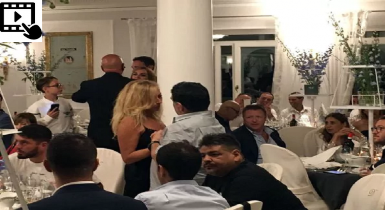 DIEGO MARADONA Y CRISTIANA SINAGRA EN NÁPOLES CENANDO JUNTOS (video)
