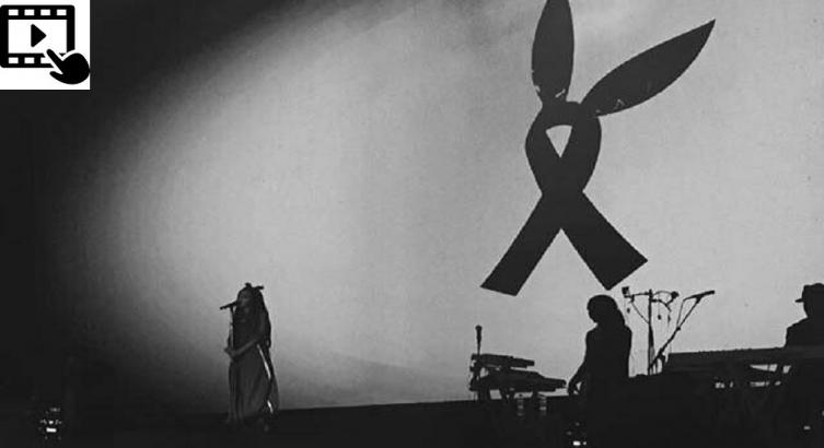 ARIANA GRANDE LLORÓ Y RECORDÓ LA TRAGEDIA DE MANCHESTER (video)