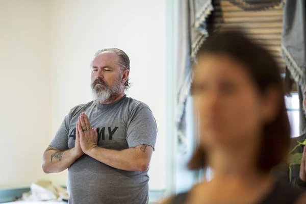 Yoga para veteranos de guerra: una alternativa en la cura de traumas