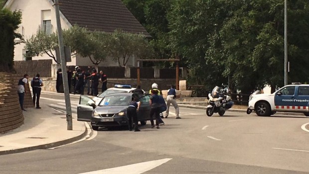 Barcelona: un hombre disparó un AK-47 y hay al menos dos heridos