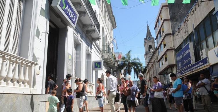 Protesta por los cortes de planes PROGRESAR