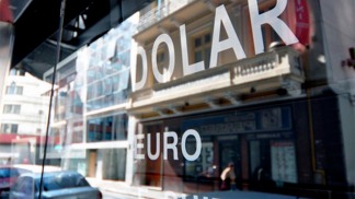 El dólar comenzó la jornada estable y cotiza a $17,33