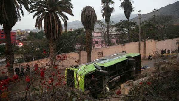 Perú: Nueve muertos tras el vuelco de un micro  