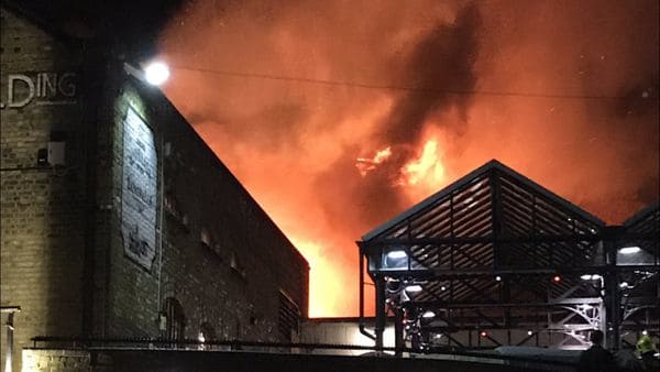 Londres: Incendio arrasa uno de los cinco mercados de Camden Lock 