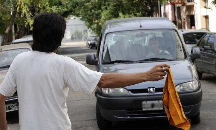 Cuidacoche preso por apuñalar a otro