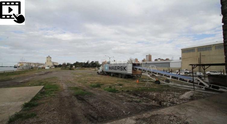  Los contenedores parten en camión desde el puerto