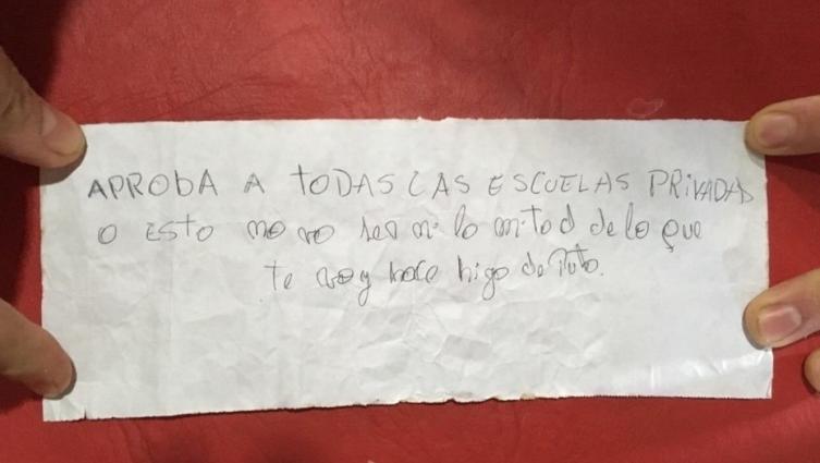 Amenazan a docente con dos molotov para que los apruebe