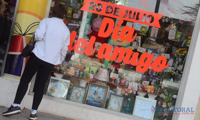 Cayeron las ventas por el Día del Amigo en todos los rubros 