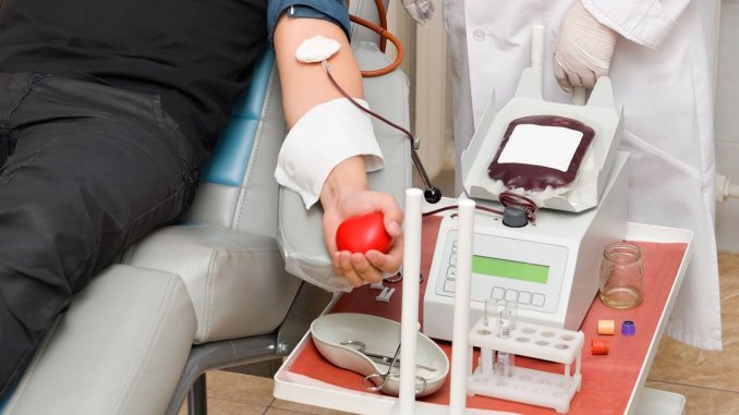No lo dejaron donar sangre por ser gay y logró un importante cambio 