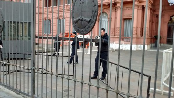 El Gobierno empezó a reforzar el perímetro de Casa Rosada