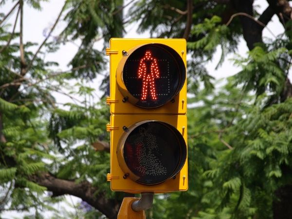Colocaron semáforos para peatones