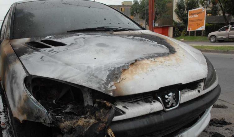 Quemacoches incendiaron un auto y un camión