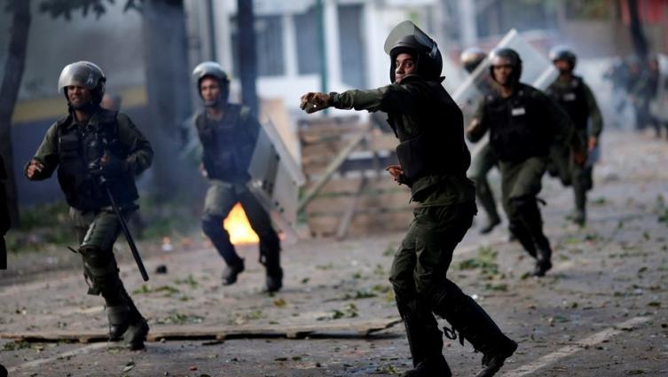 Trump presiona a Maduro y sanciona a 13 altos funcionarios de Venezuela