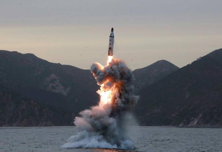 Corea del Norte lanzó un nuevo misil, según el gobierno japonés