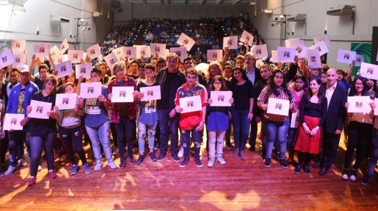 La provincia entregó becas a estudiantes secundarios