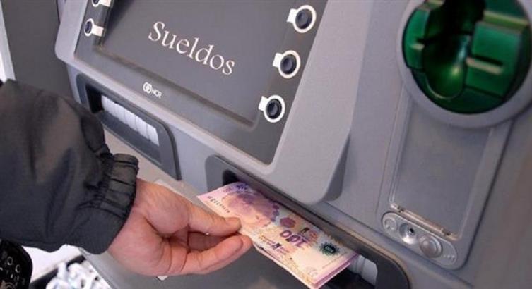 Este martes comienzan a pagar a los agentes provinciales