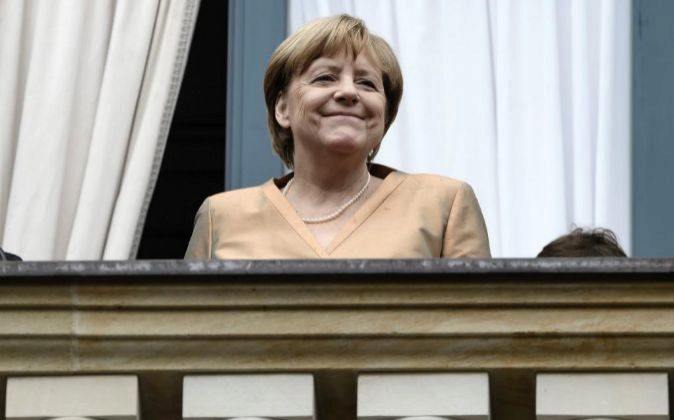 Alemania: Merkel lidera los sondeos a dos meses de las elecciones