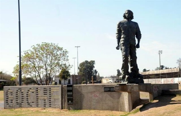 Juntan firmas para sacar la estatua del Che Guevara
