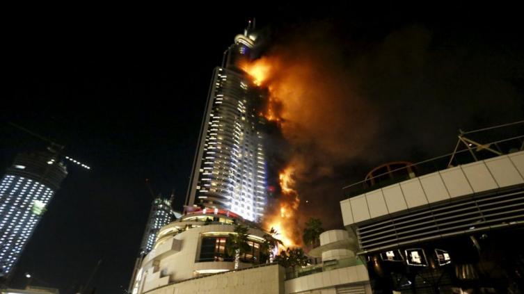 Dubai: Se incendió unos de los rascacielos más altos del mundo