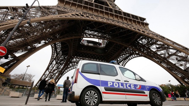 Investigan a un hombre que intentó subir a la Torre Eiffel con un cuchillo