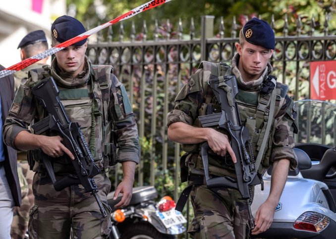 Vehículo atropelló a una patrulla antiterrorista cerca de París: hay seis heridos