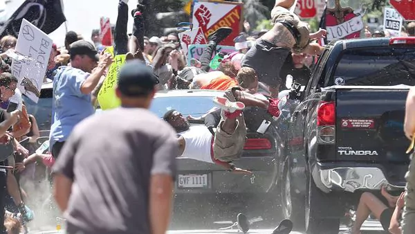 Un auto atropelló a afroamericanos tras una marcha racista en EE.UU.