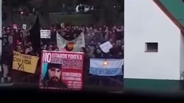En protesta por Santiago Maldonado, grupos mapuches quemaron una bandera argentina