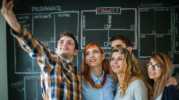 El futuro en manos de la nueva juventud millennial y centennial
