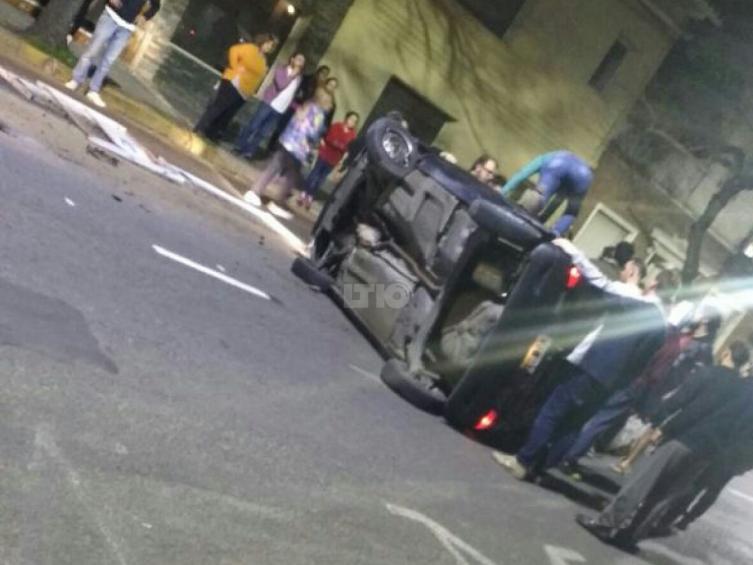 Espectacular vuelco por un socavón