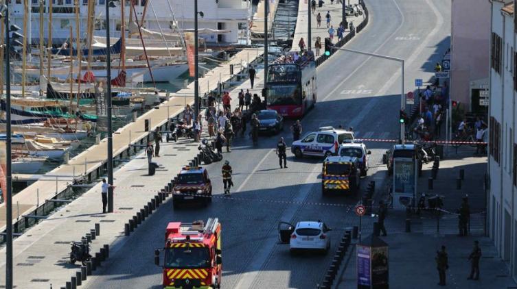 Un auto embistió dos paradas de colectivos en Marsella: Un muerto