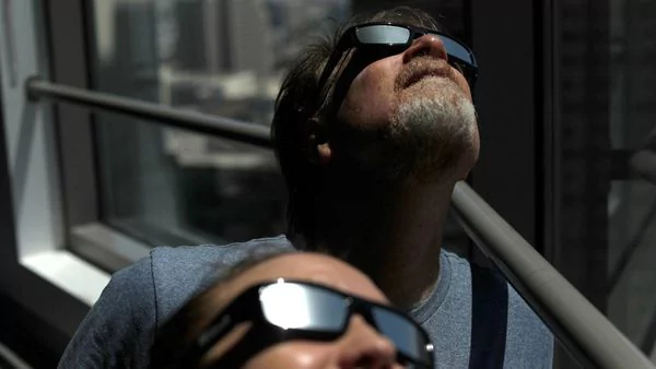 ¿Se puede quedar ciego alguien después de mirar un eclipse solar?