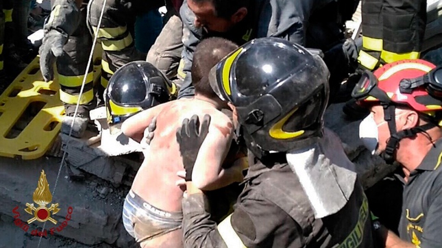 Italia: Rescataron a dos niños atrapados tras el sismo que dejó dos muertos