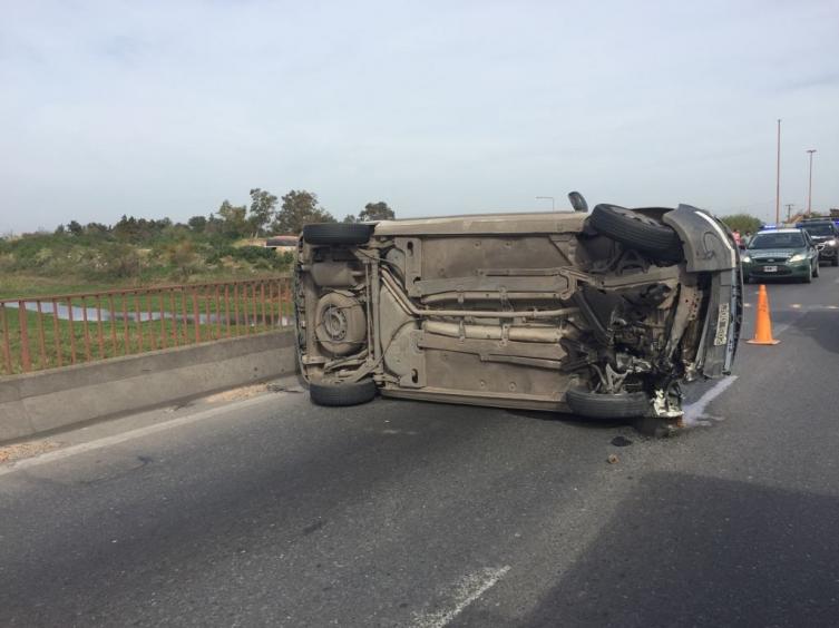 Vuelco en ruta 168: no hay heridos