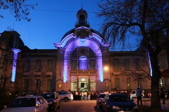 Con nueva iluminación, el Industrial se llenó de color