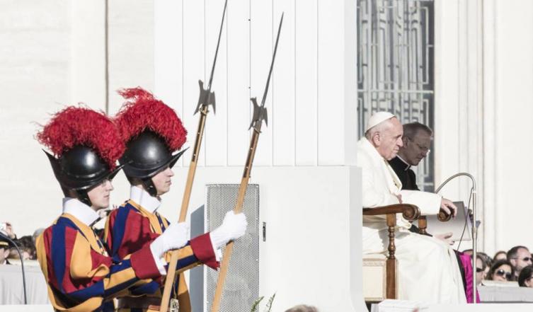 Aumenta la guardia personal del papa Francisco