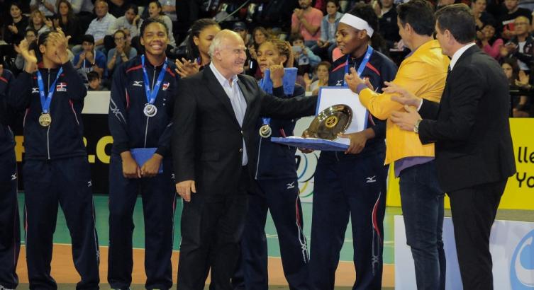 Lifschitz en la premiación del Campeonato Mundial de Vóleibol Femenino Sub 18 