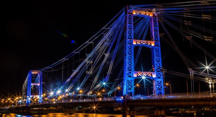 El Puente Colgante iluminado se suma a la fiesta