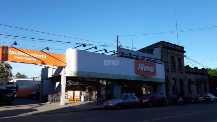 Tres boquetes para robar un supermercado