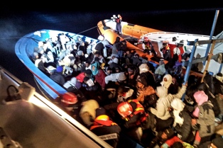 Un barco petrolero rescató a un centenar de inmigrantes en aguas de Isla de Creta