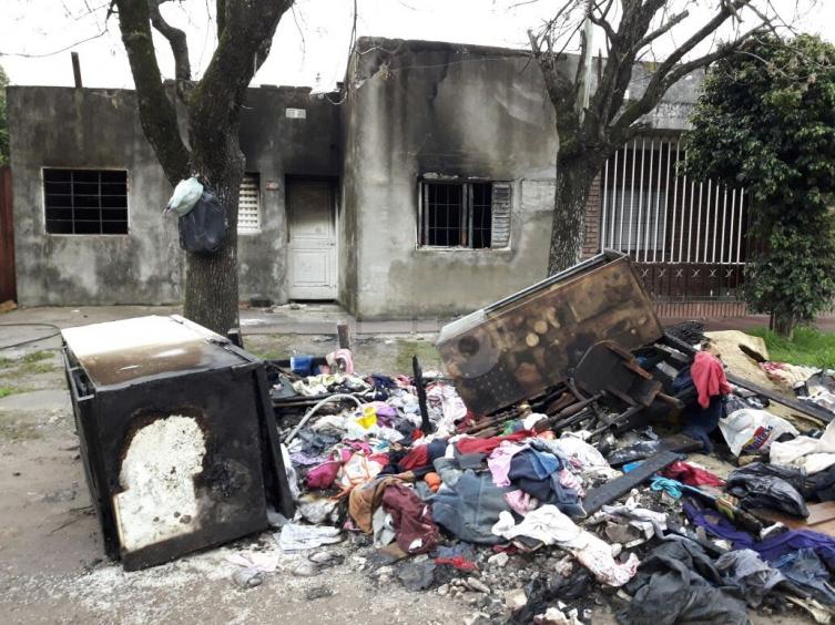 Un golpeador incendió la casa de su ex pareja y su ex cuñada