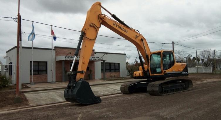 Retroexcavadora para continuar obras hídricas en nueve localidades 