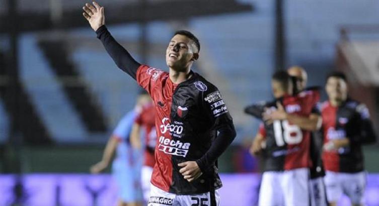 Colón lo buscó en el 2º tiempo y le ganó 1 a 0 a Arsenal con gol de Tomás Chancalay